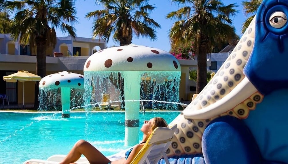 Alex Beach Hotel Bungalows 7/32