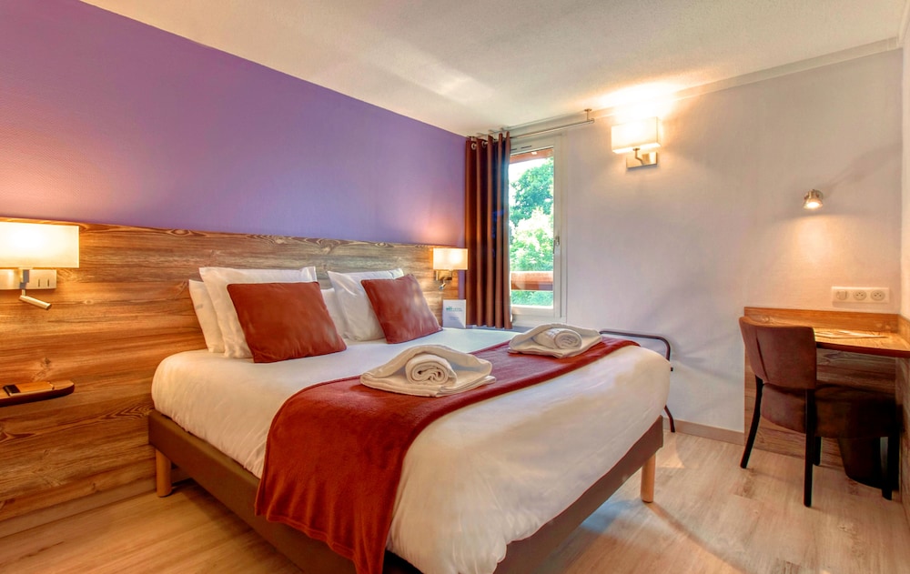 Brit Hotel Confort Pau Lons 17/36