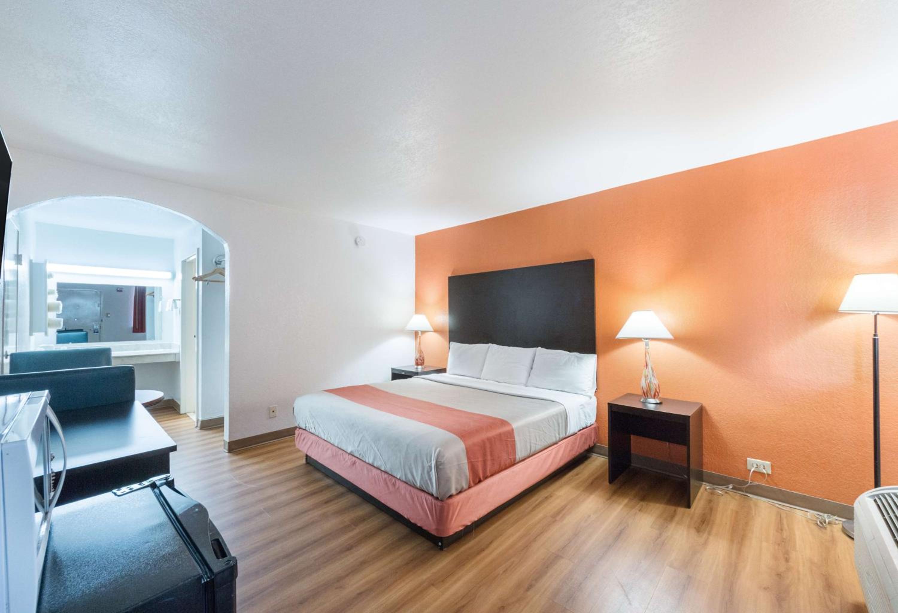 ROOM, KING BED, SMOKING