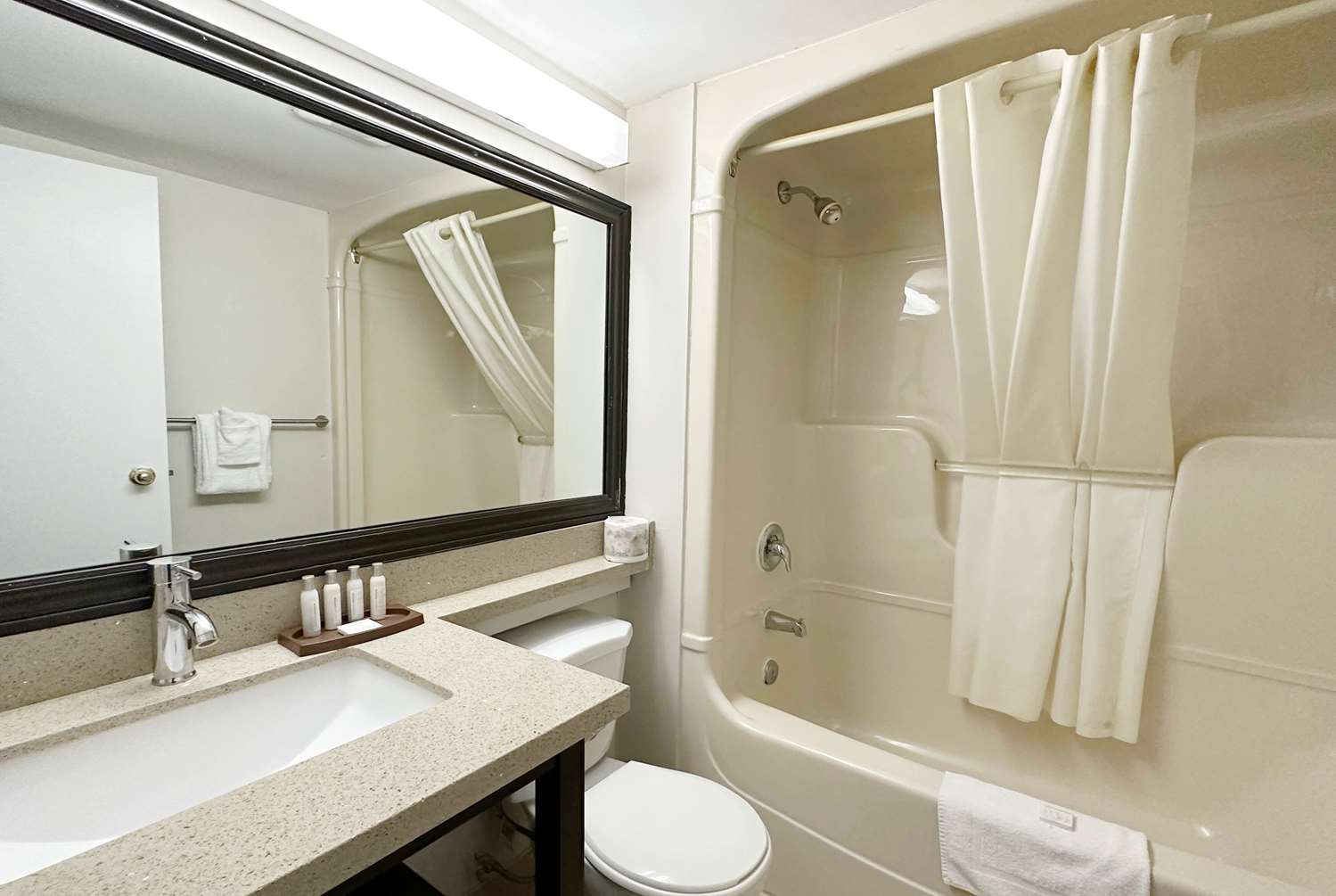 Travelodge By Wyndham Welland 16/16