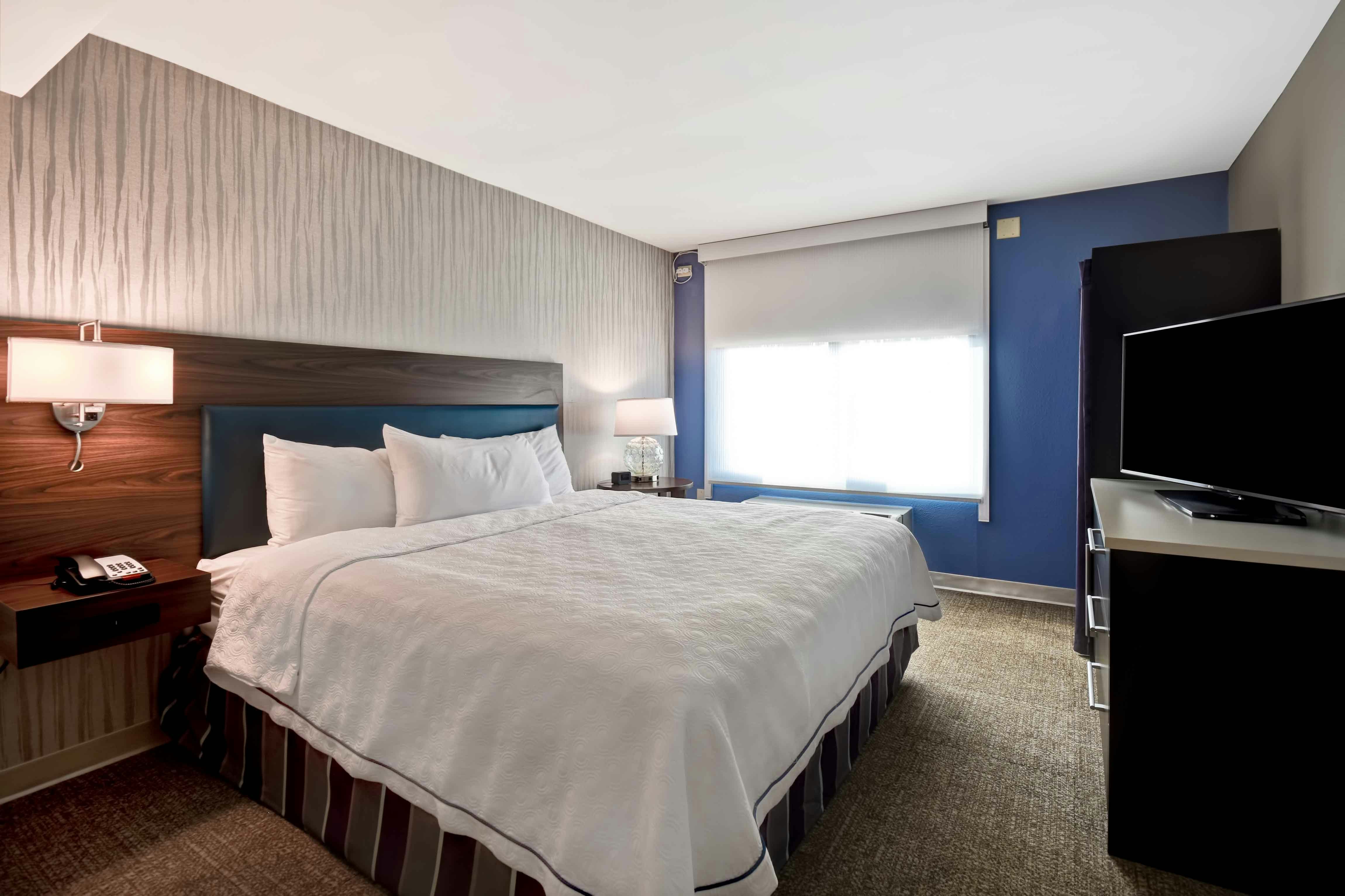 STUDIO, SUITE, KING BED