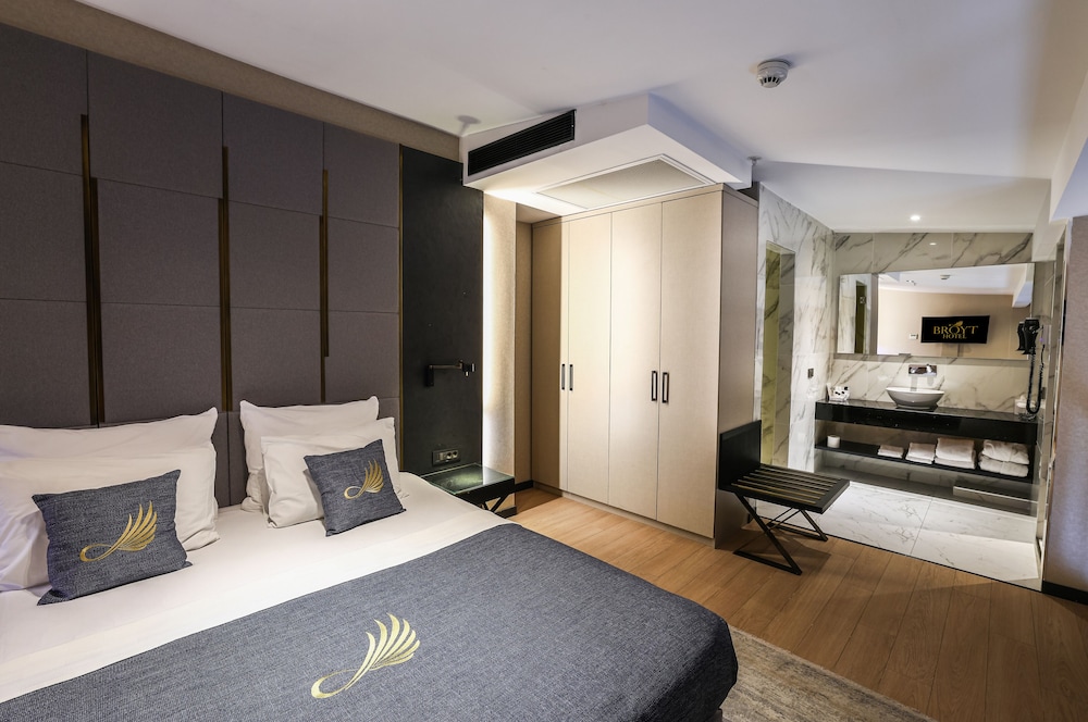 Broyt Hotel 10/50