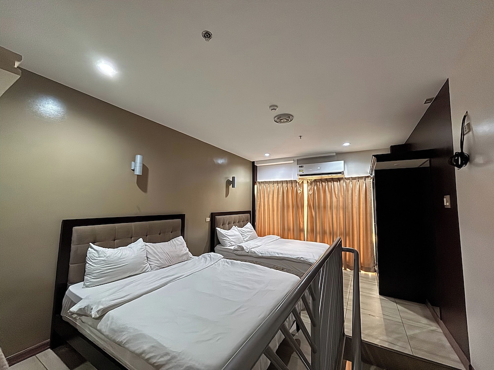 Uptown Condotel 26/73