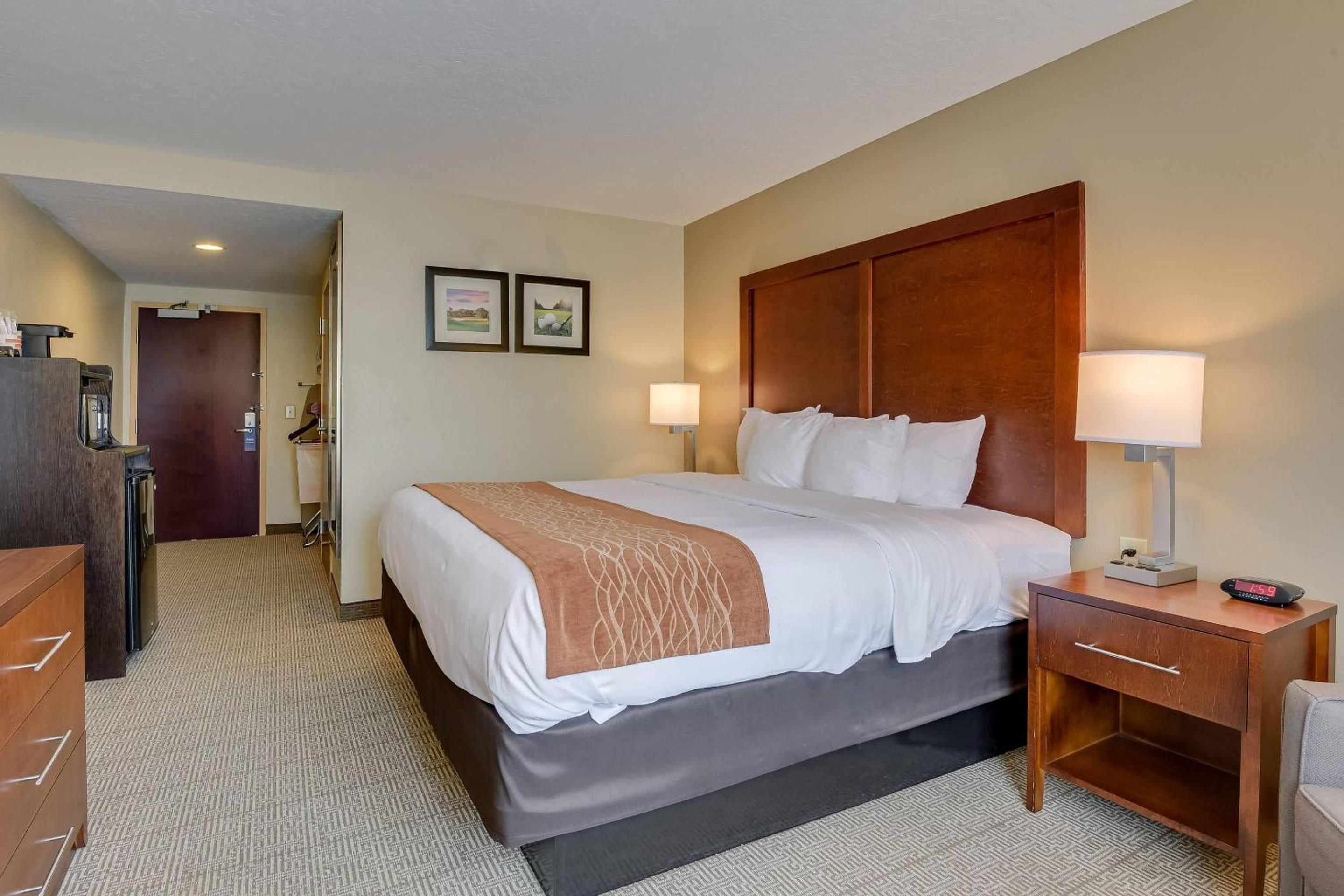 SUITE, KING BED, ACCESSIBLE