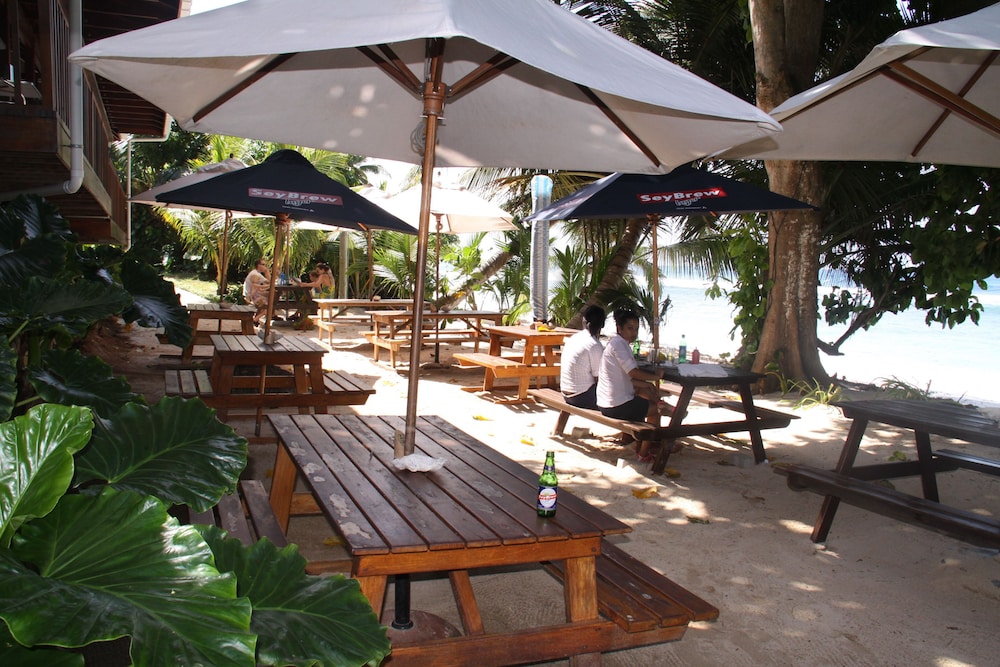 SURFERS SELF CATERING CHALETS 14/31