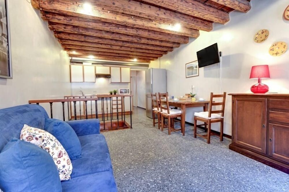 Guggenheim Collection Venice Apartment 10/17