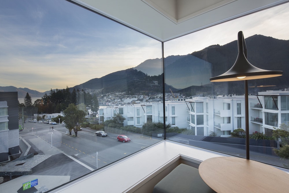 Holiday Inn Express And Suites Queenstown photo2
