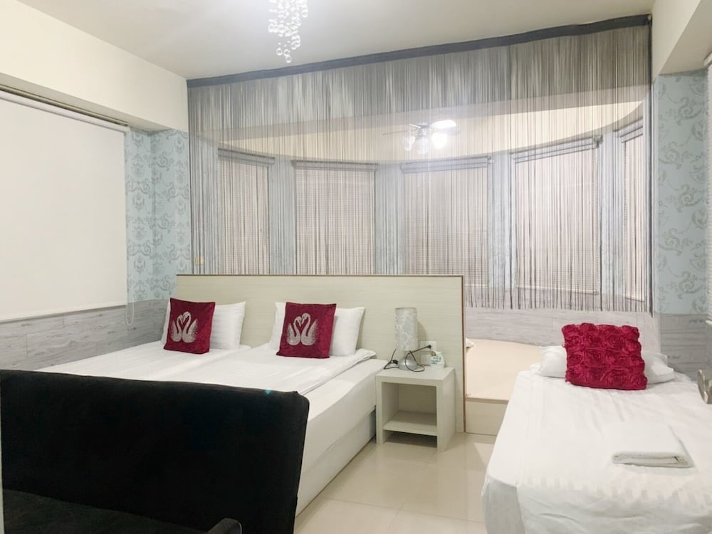 DELUXE, SUITE, MULTIPLE BEDS