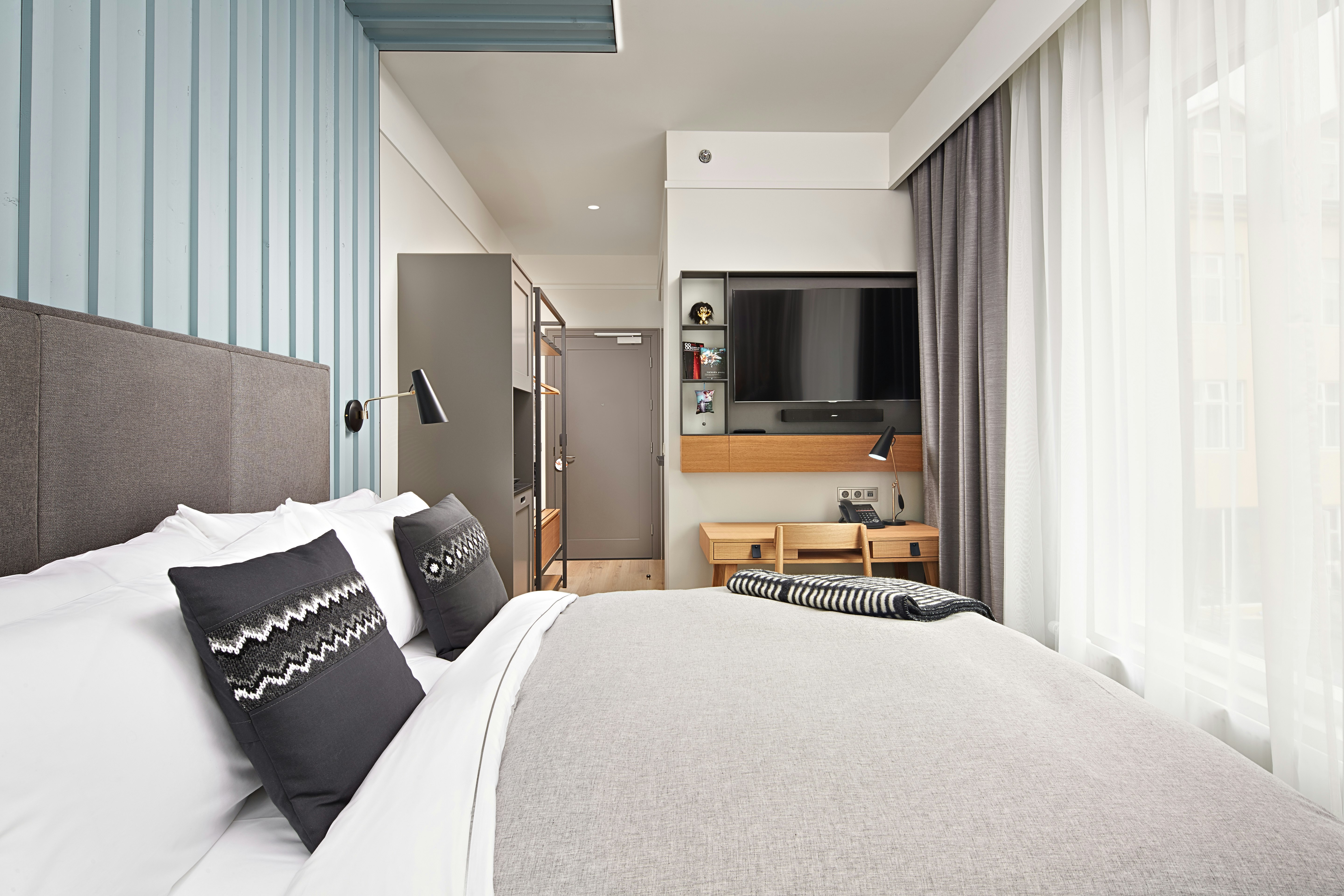 ROOM, QUEEN BED