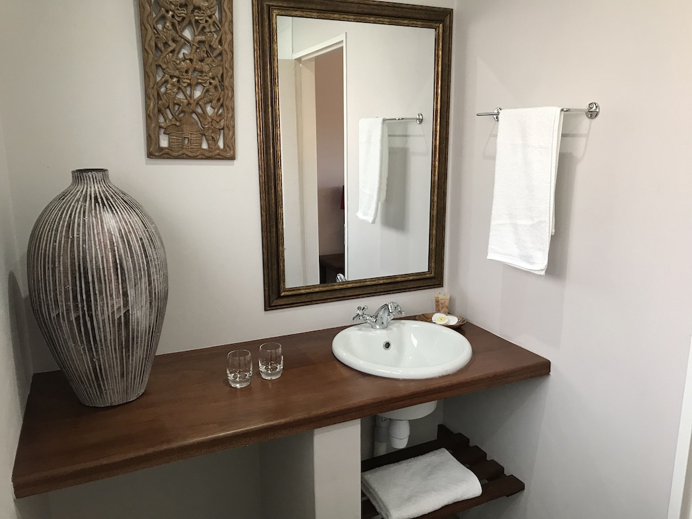 The Crown Guesthouse 50/50