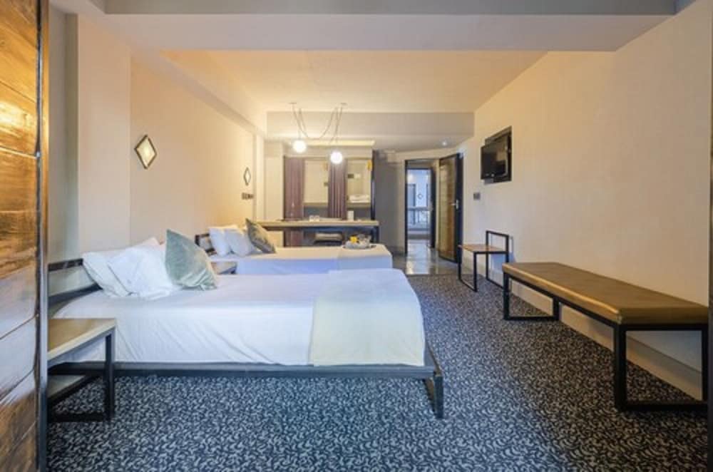 Senior, Suite, Twin Beds