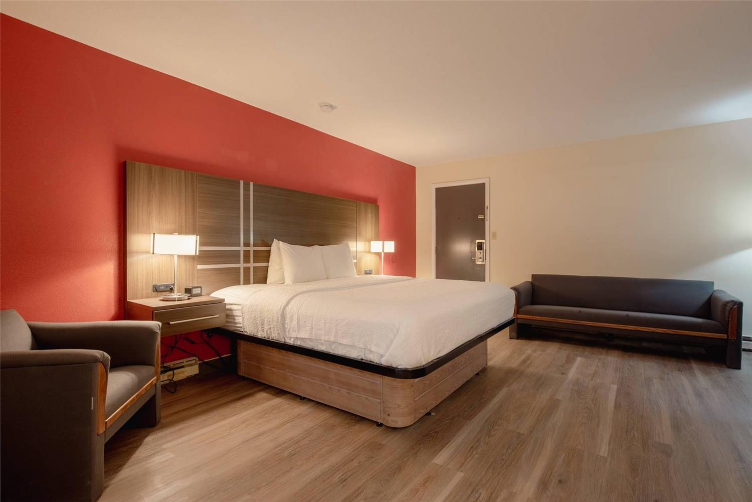 Room, King Bed, Econo Lodge Cortez near Mesa Verde 3/9