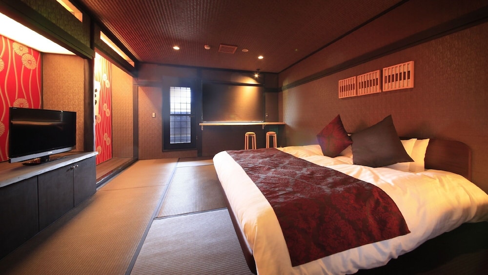 SUPERIOR, KING BED, PRIVATE BATHROOM