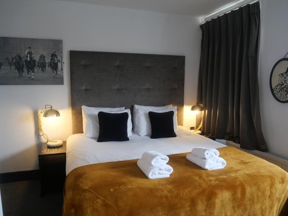 Peaky Blinders Accommodation & Bar 35/50