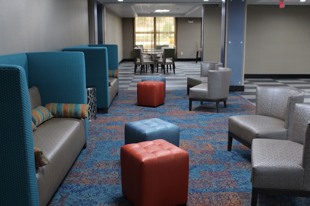 Holiday Inn Express Suites Shawnee Kansas City West 48/67