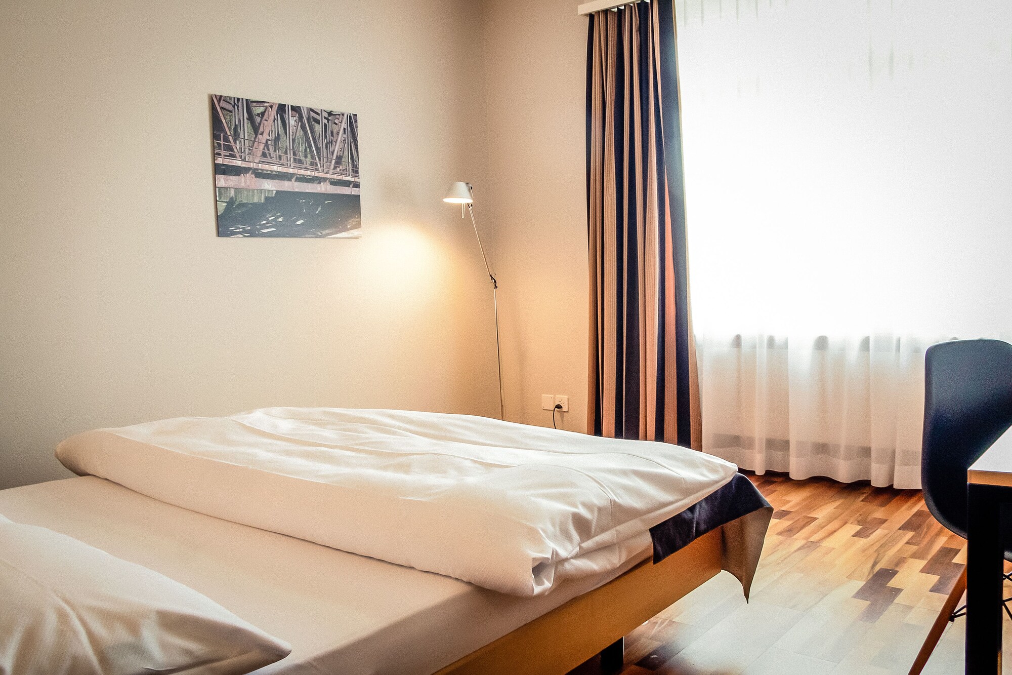 ROOM, QUEEN BED