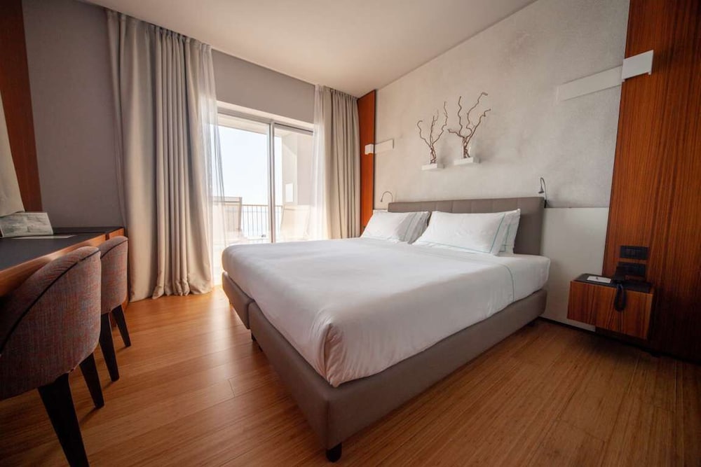 Suite, Lake View