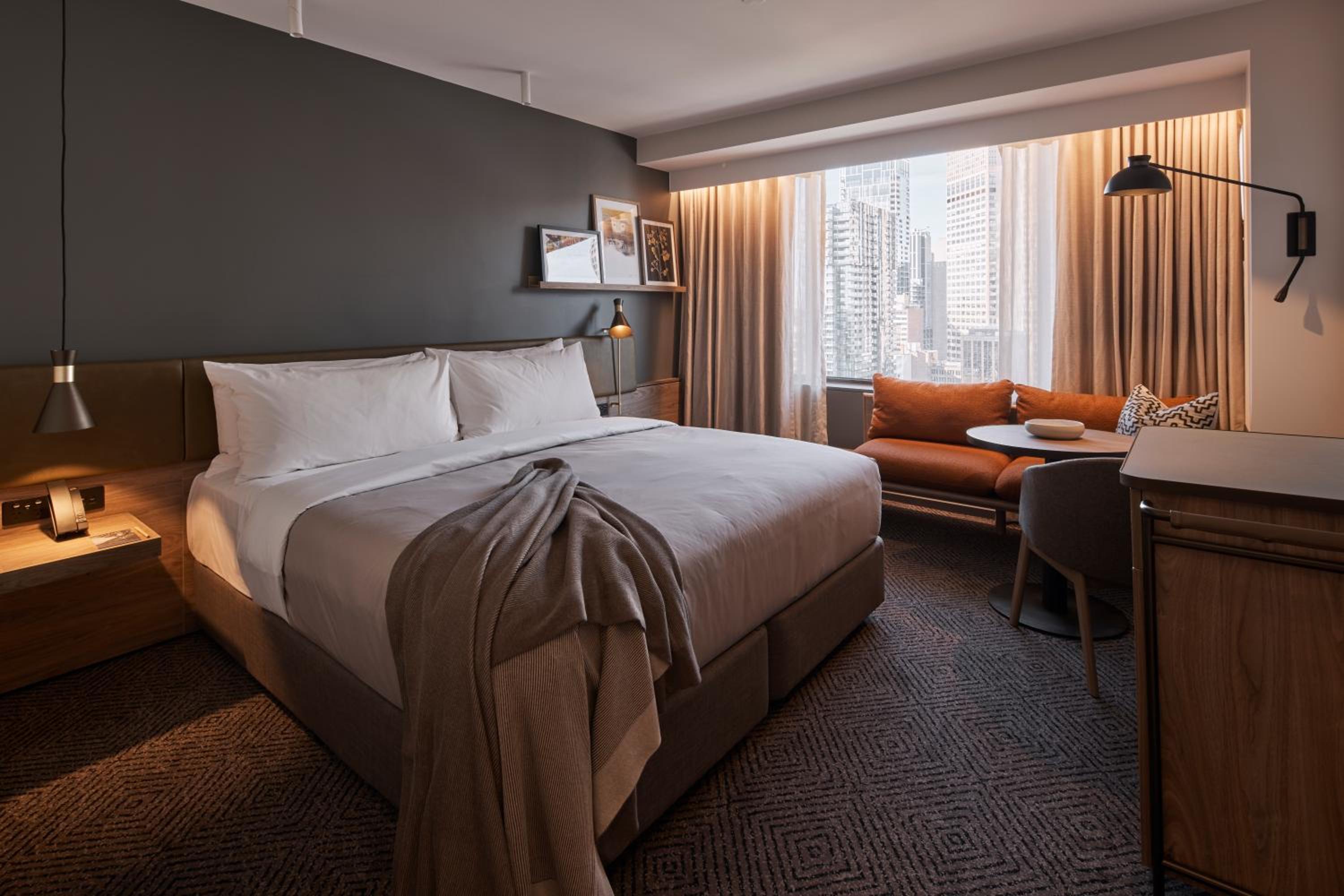 DELUXE, KING BED