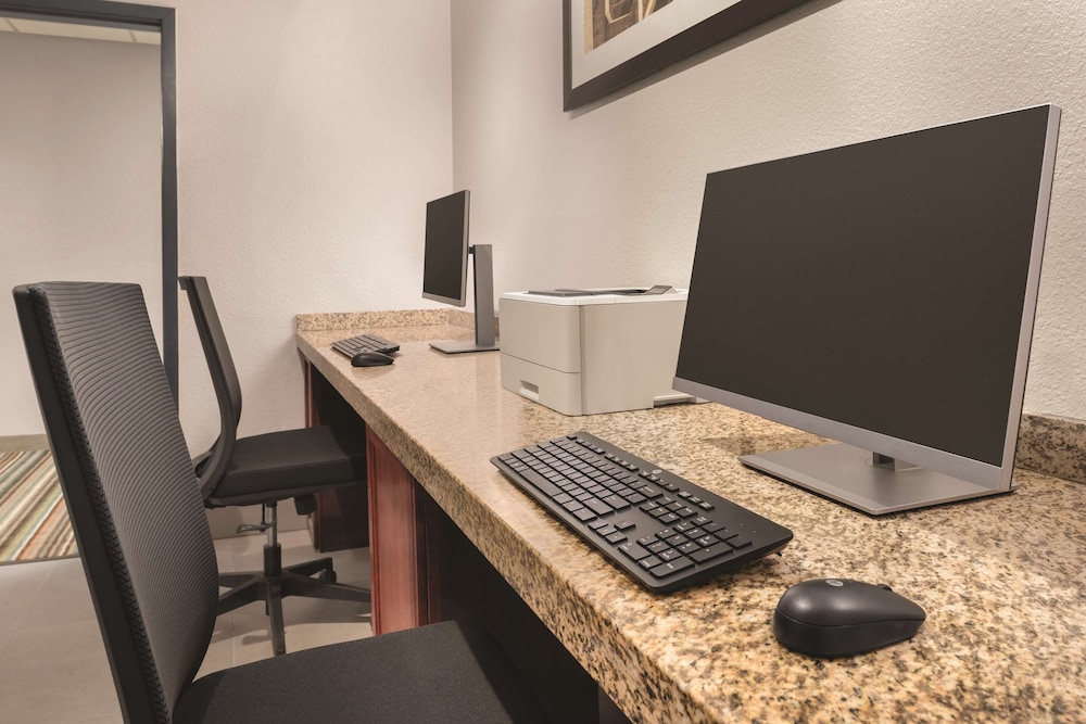 Country Inn & Suites by Radisson, Pella, IA 25/30