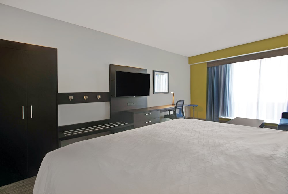 Holiday Inn Express & Suites Milwaukee - Brookfield 16/59