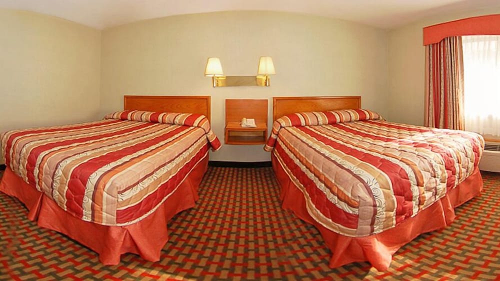 Rodeway Inn MacArthur Airport 10/36