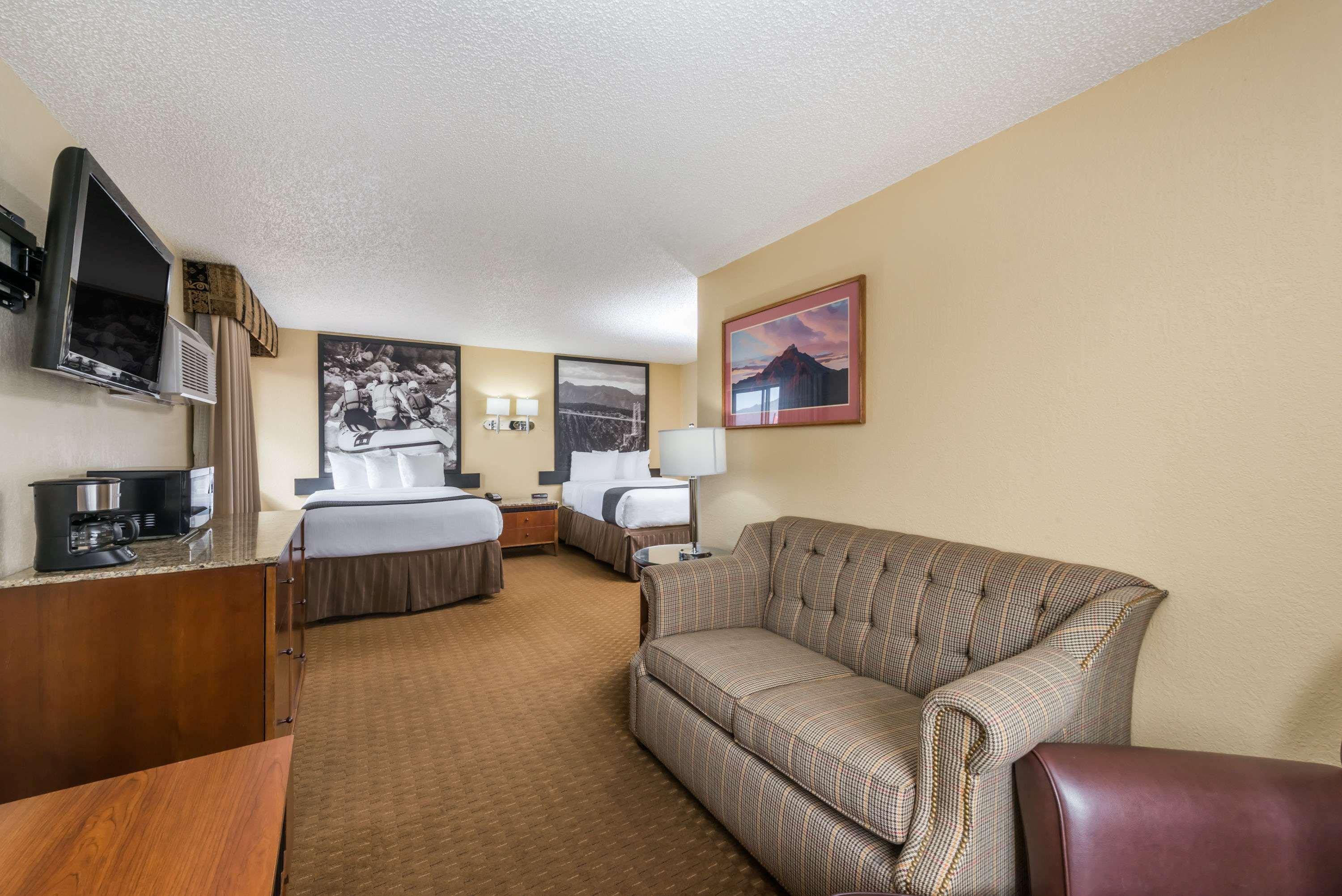 Super 8 by Wyndham Canon City 18/23