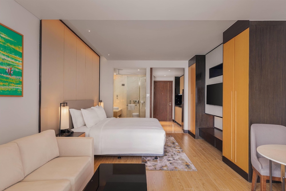 DELUXE, STUDIO, KING BED, CITY VIEW, BALCONY