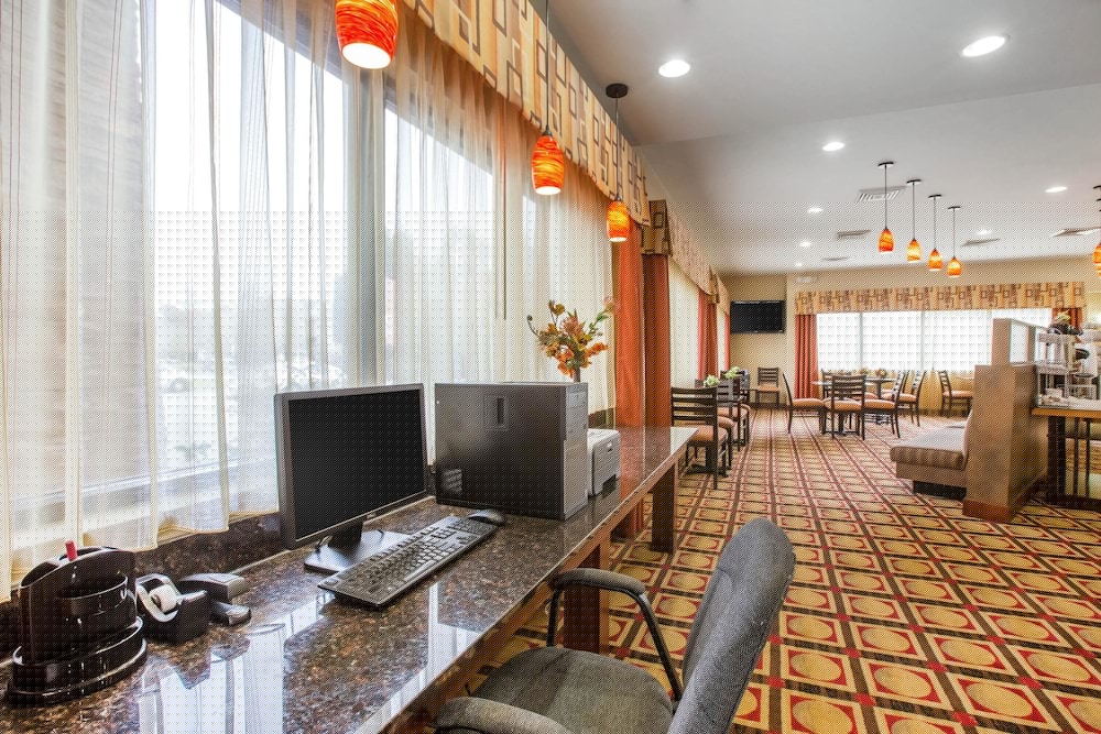 Comfort Suites Golden Isles Gateway 24/33