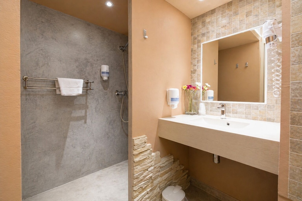 Room, Quintuple, 1 Single and 2 Double Beds، Sud 5/7