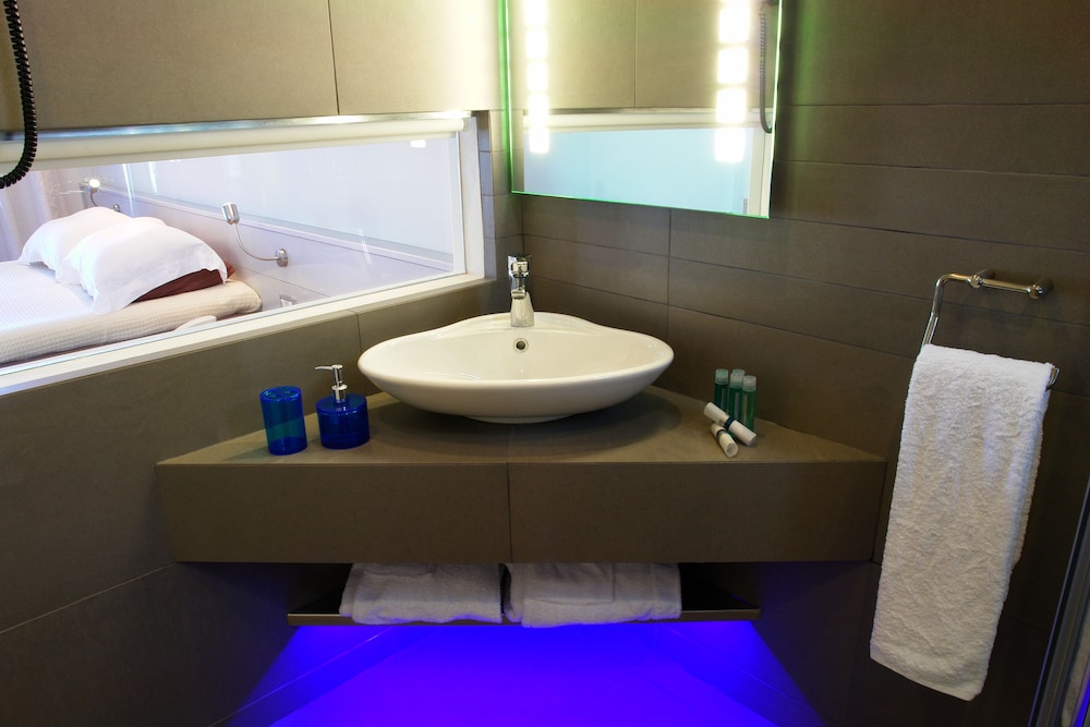Vrahos Boutique Hotel 76/80