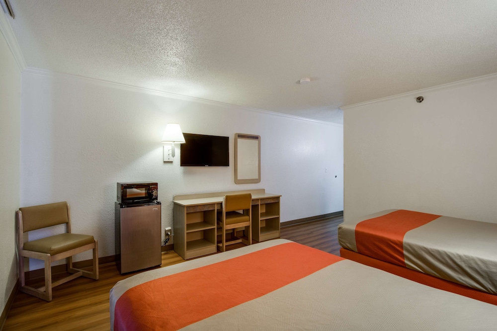 غرفة قياسية بسريرين كوين، Motel6 Waukegan, IL 2/10