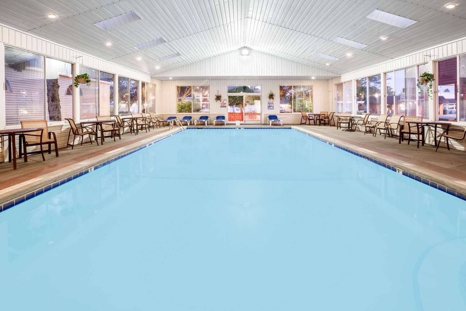 Super 8 by Wyndham Mackinaw City/Beachfront Area 21/25