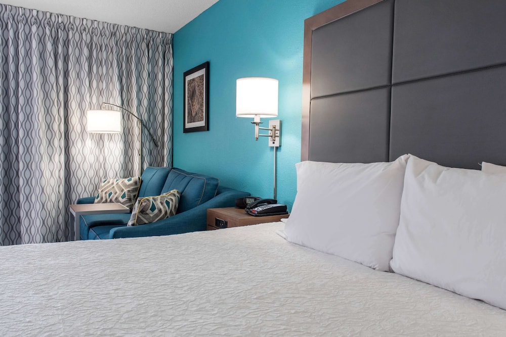 Hampton Inn Douglas 18/50