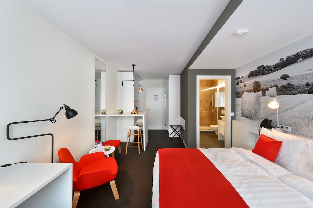Home Swiss Hotel 18/64