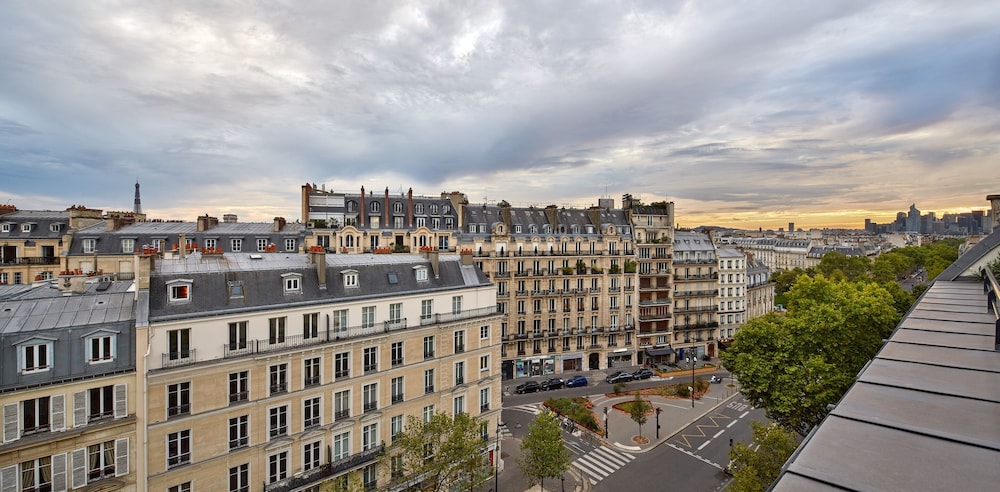 Ampere Hotel 3/80