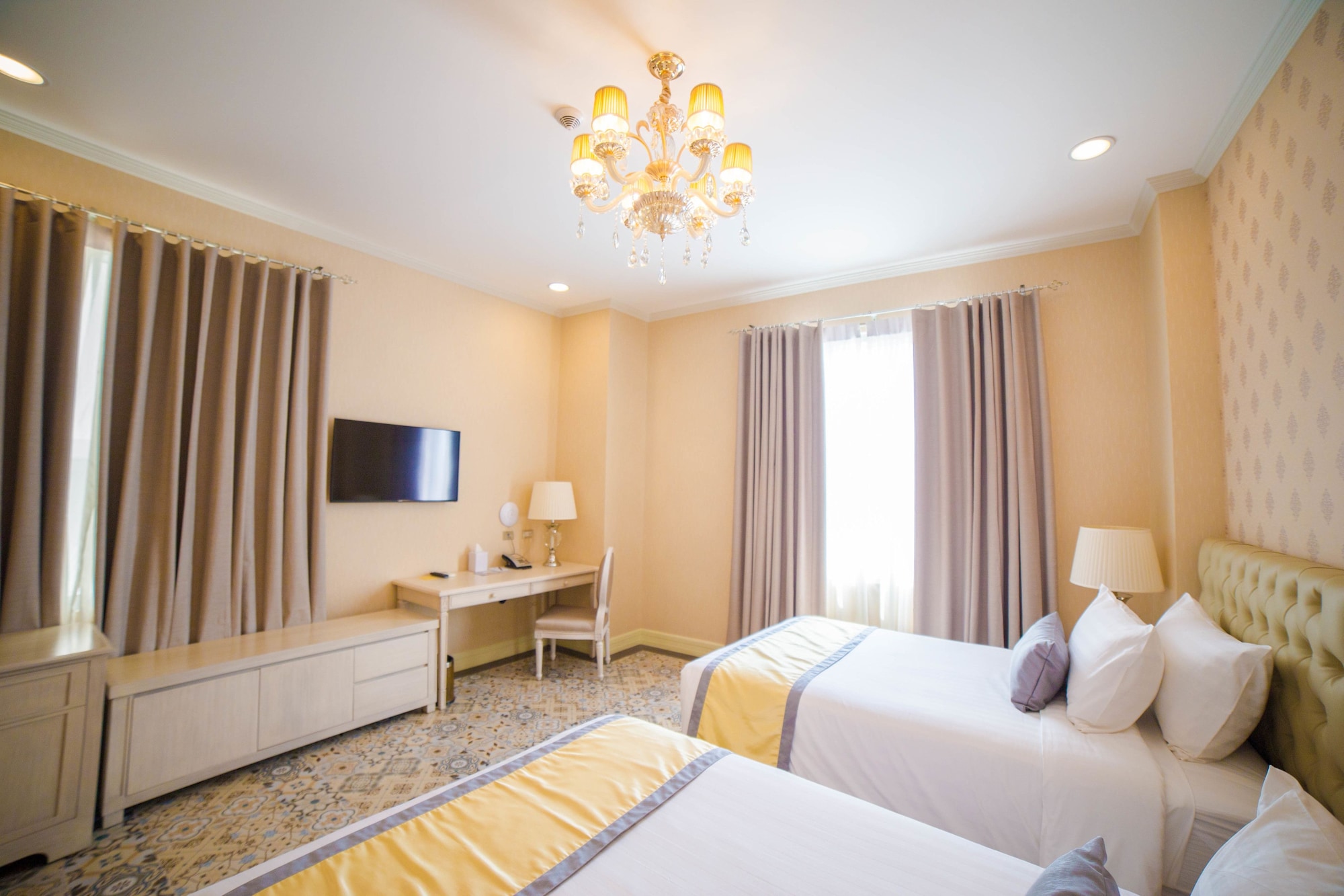 CLUB, TWIN BEDS, BALCONY