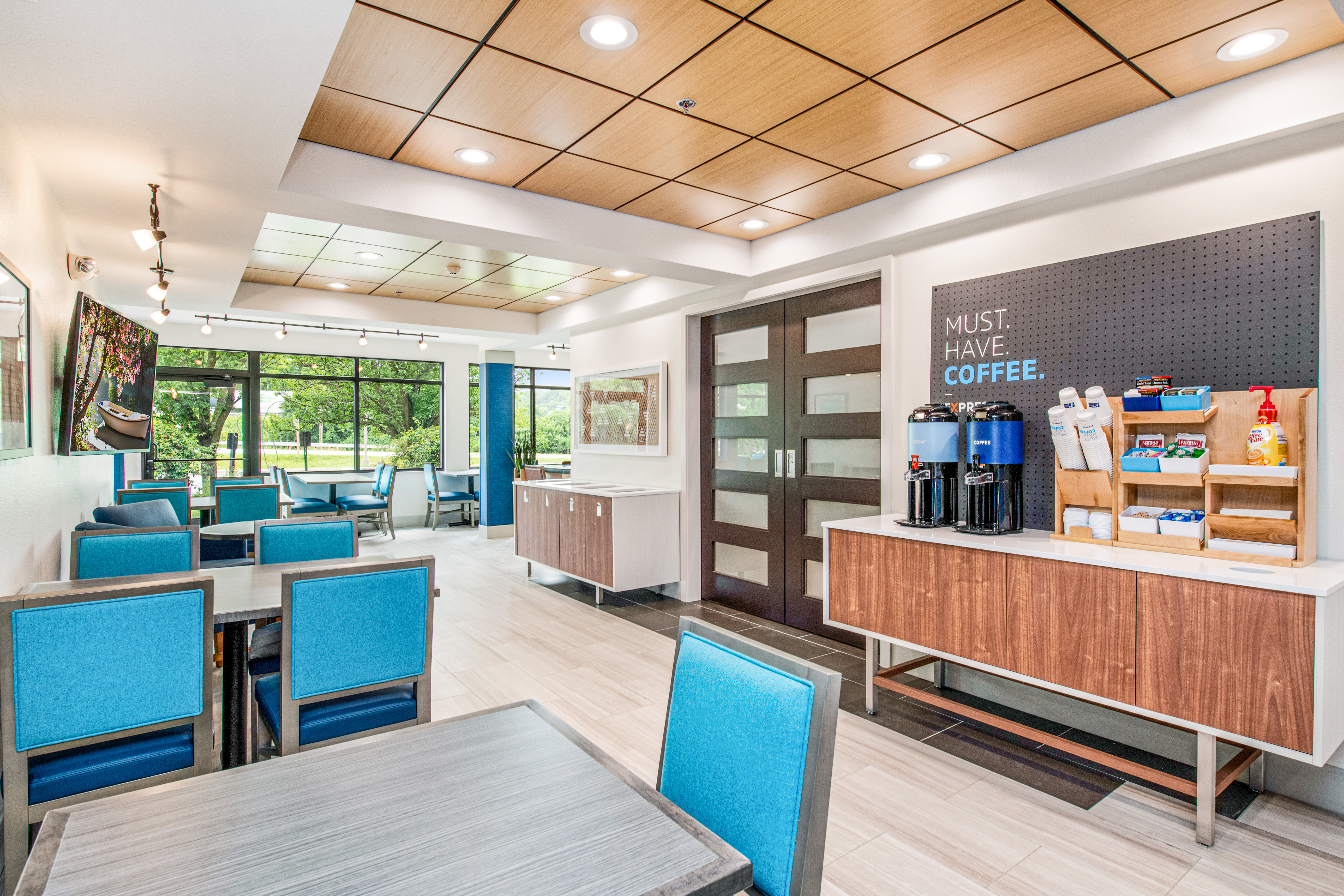 Holiday Inn Express Suites Delafield 28/36