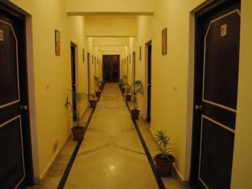HOTEL AMBIKA PALACE 21/32