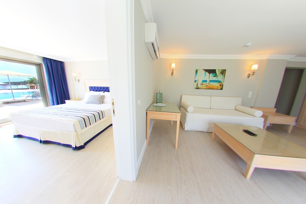 Palm Bay Beach Hotel 50/61