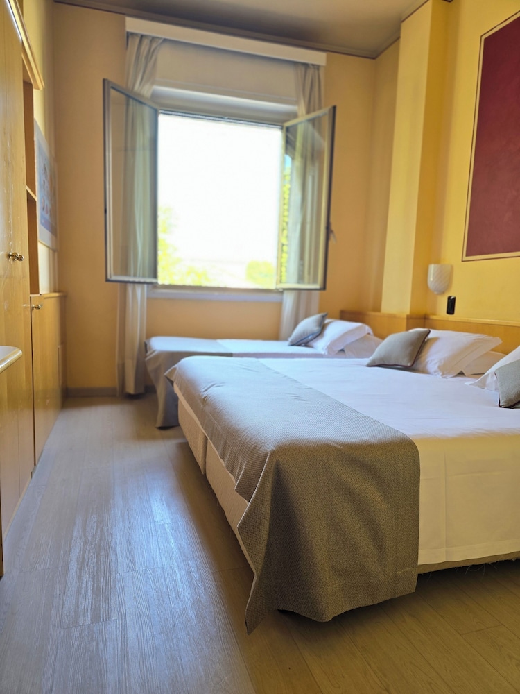 ROOM, TRIPLE