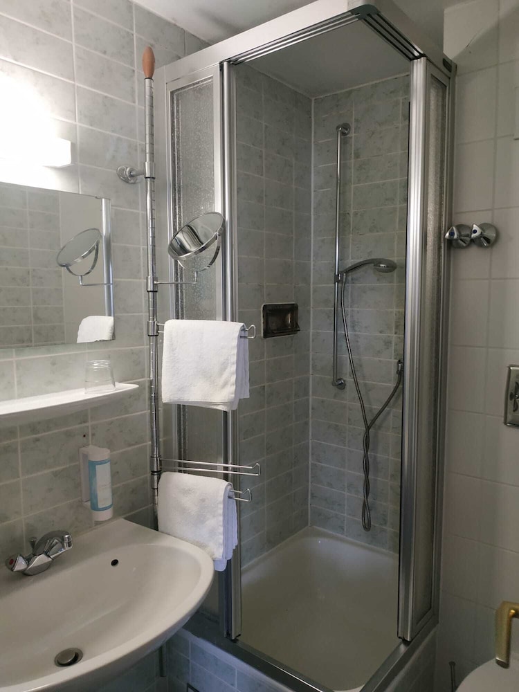 Compact, Double or Twin Bed, No Balcony 4/6