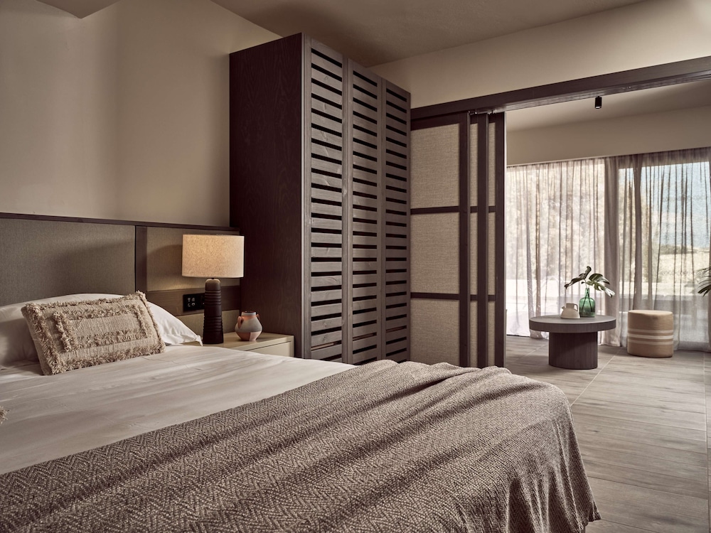 2 Bedrooms, Evergreen, Pool, Suite, King Bed