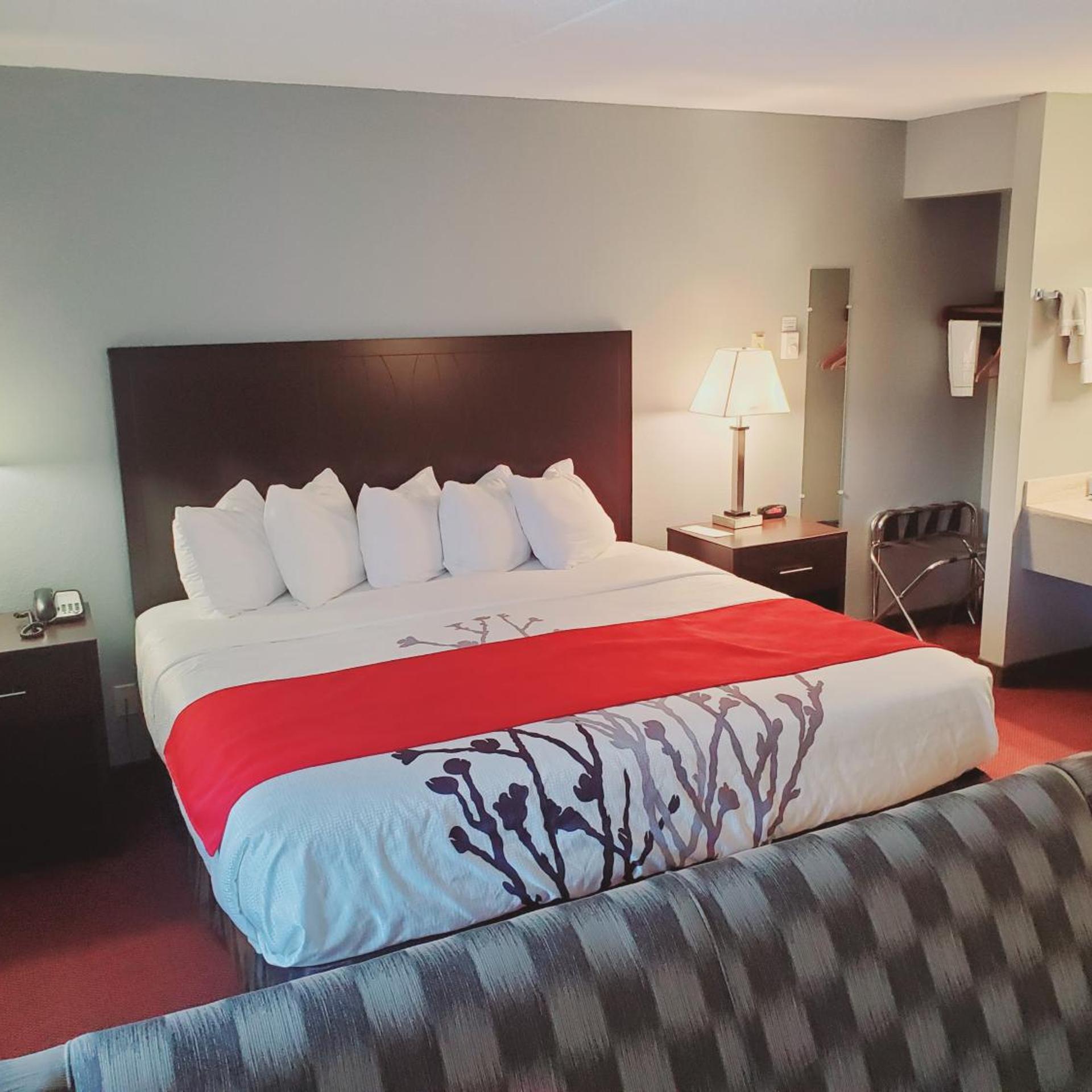غرفة تنفيذية بسرير كينج