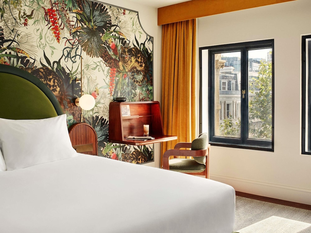 GENERAL ADMISSION, QUEEN BED, CITY VIEW