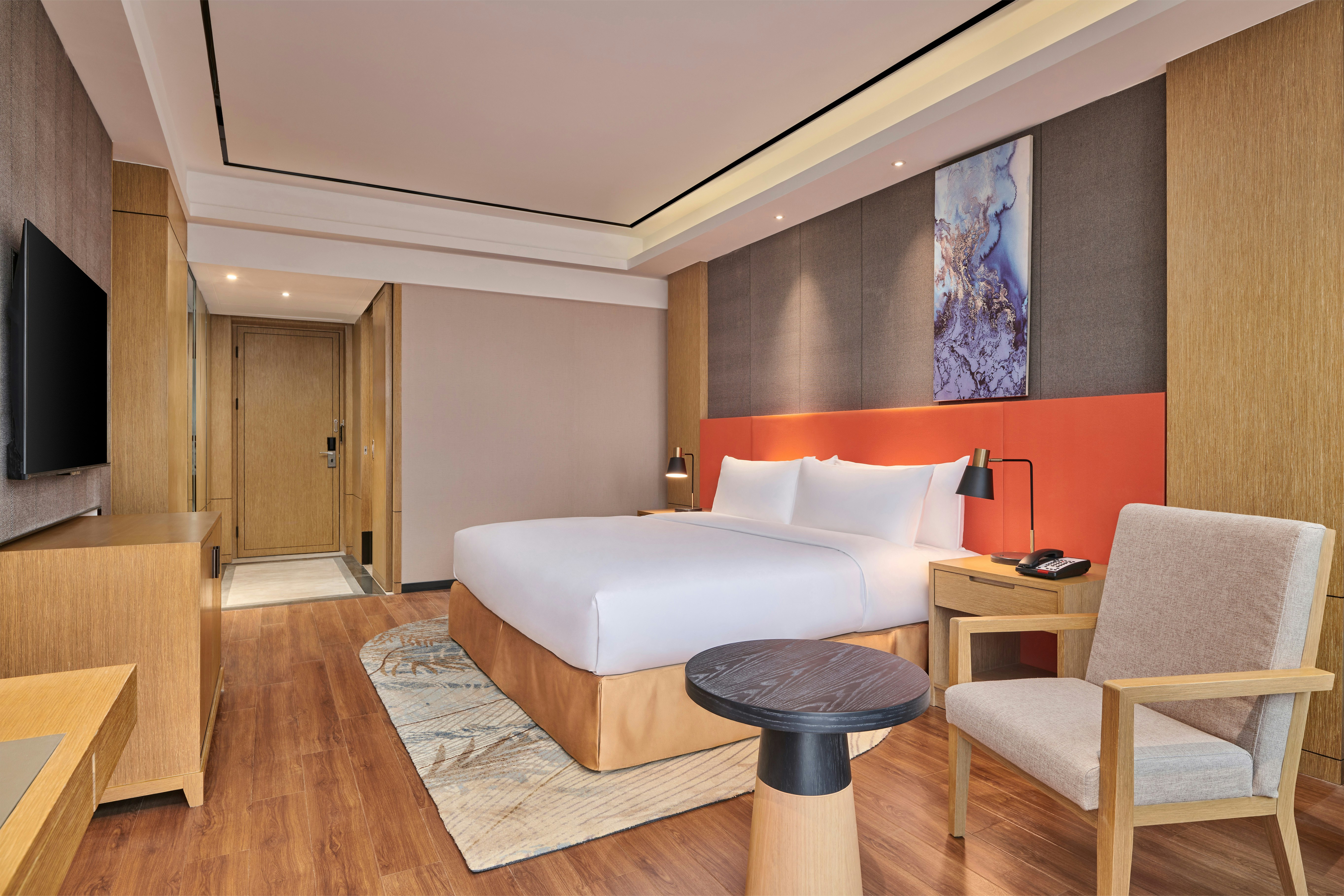 GUEST ROOM, KING BED, CITY VIEW