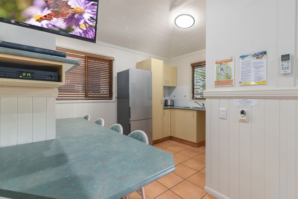 ASHMORE PALMS HOLIDAY VILLAGE 45/78