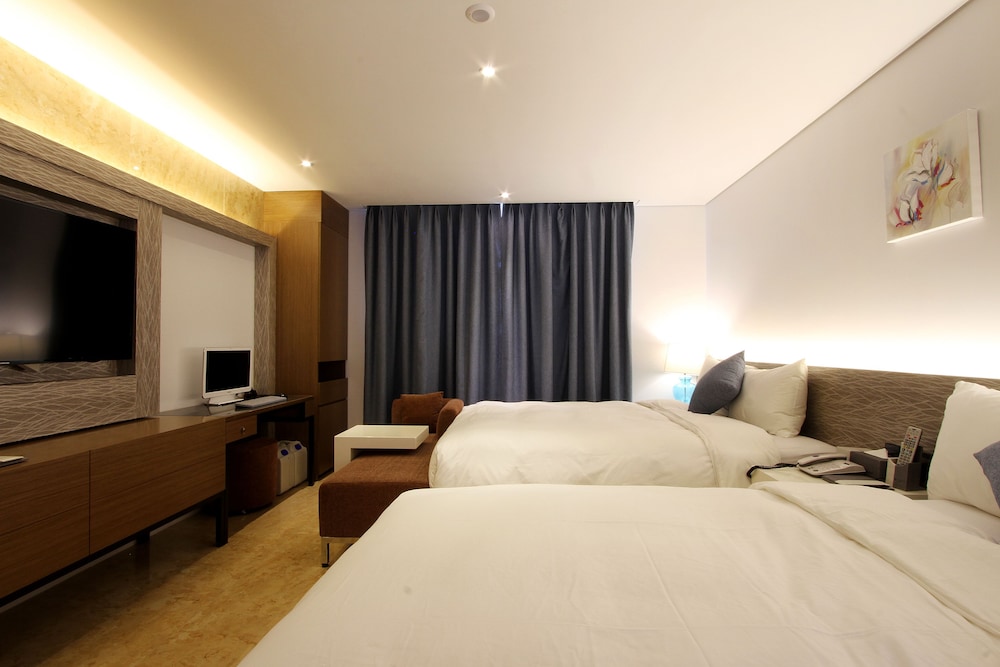 Royal Prime Hotel 7/50