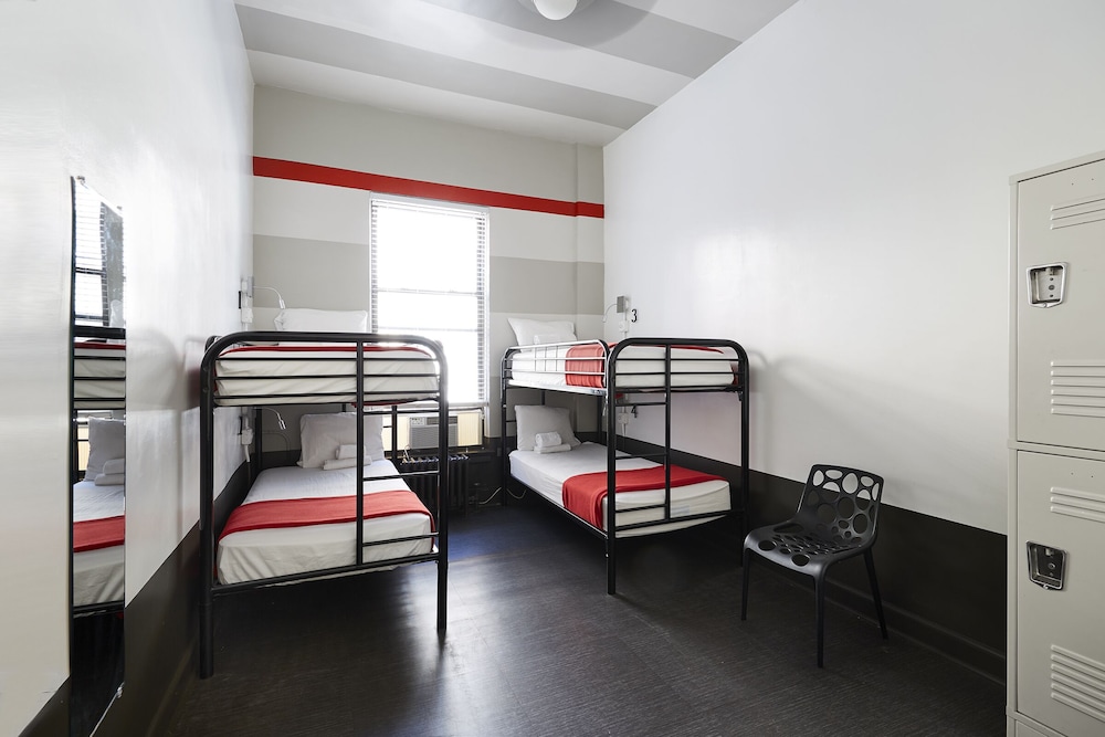 Chicago Getaway Hostel 39/50