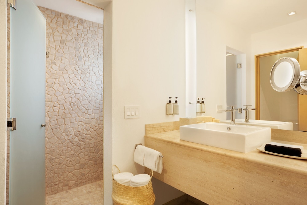 Bahia Hotel and Beach House 75/76
