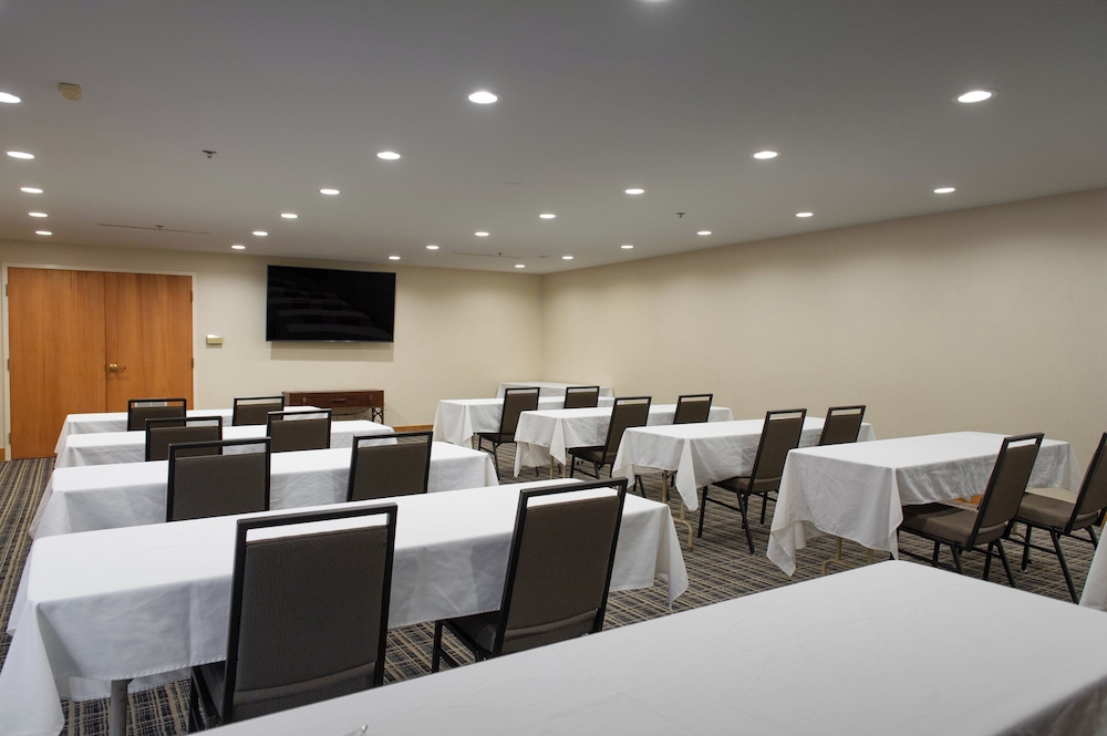 Holiday Inn Express And Suites Hayward 58/66